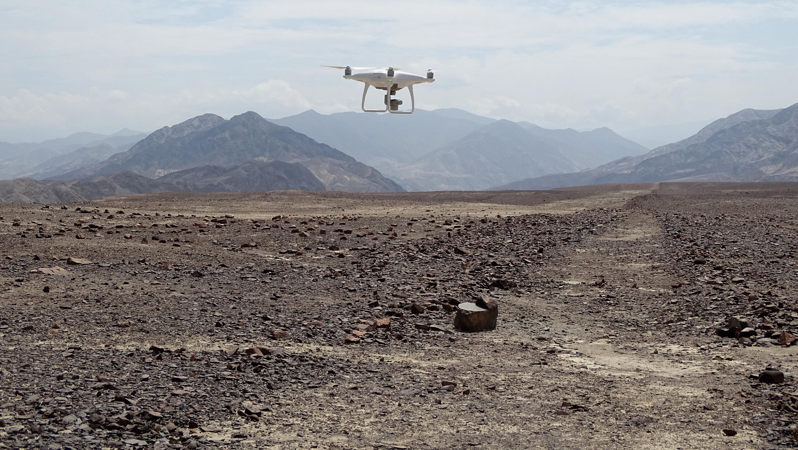 Eine Drohne von Projekt NAZCA-III im Flug über eine der Nazca-Scharrlinien.