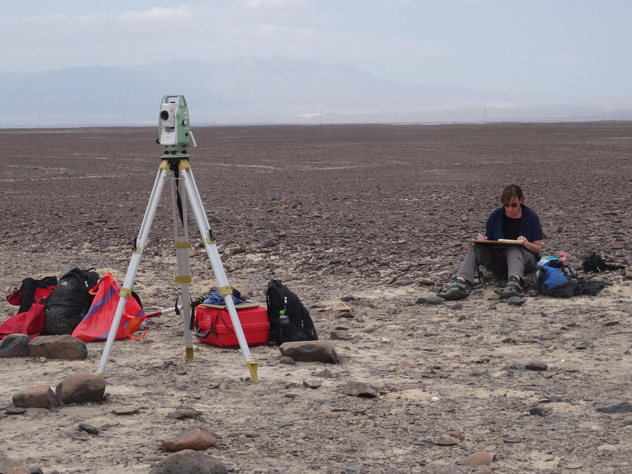 Archäometrie verbindet archäologische und naturwissenschaftliche Methoden. Dr. K. Hartsch auf der Ebene von Nazca.