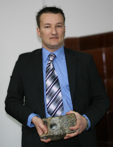 Forscher Lars A. Fischinger mit dem Objekt von Aiud.