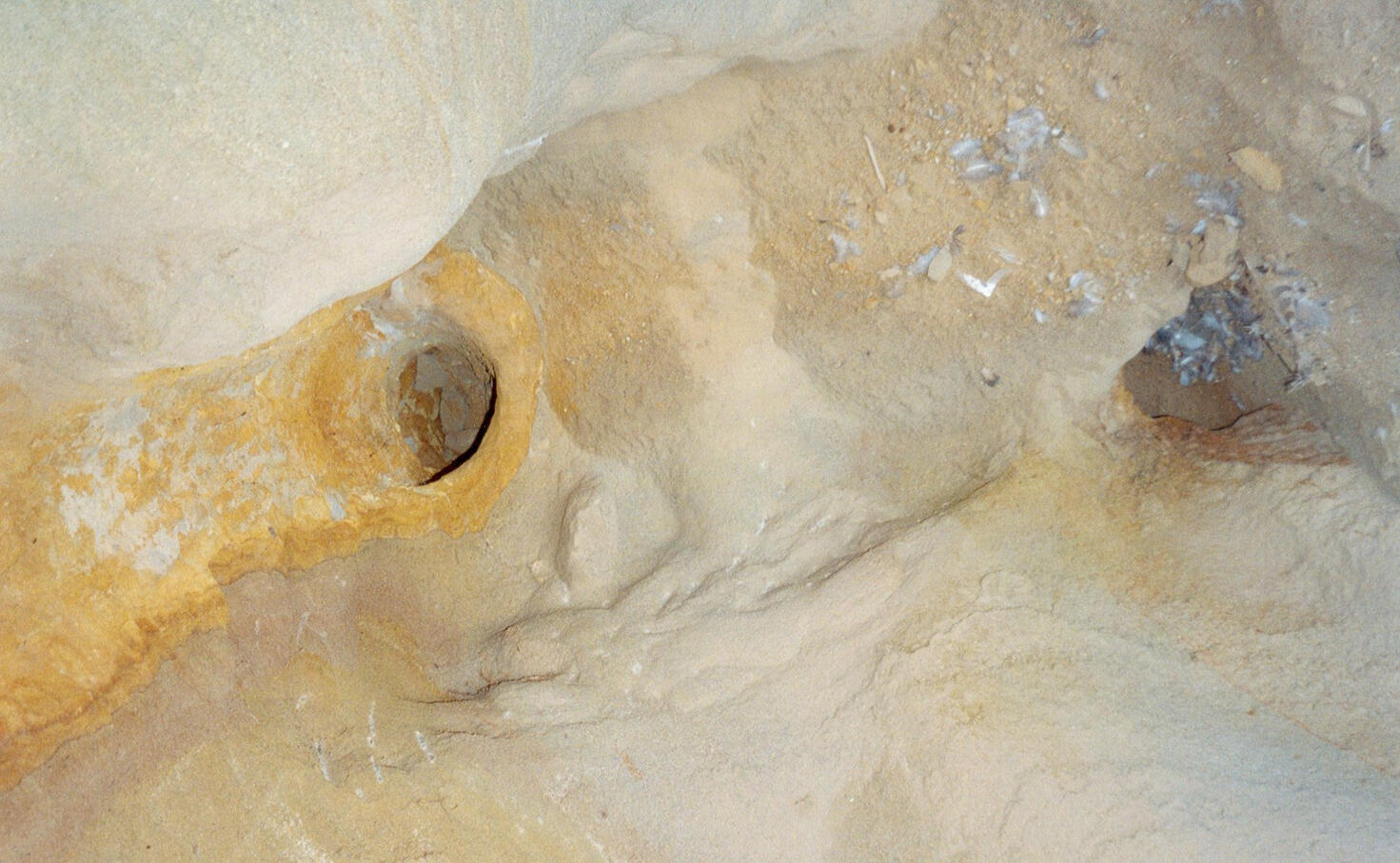 Zwei der Röhren am Baigong-Berg. © D. Schrader/Erich v. Däniken Stiftung